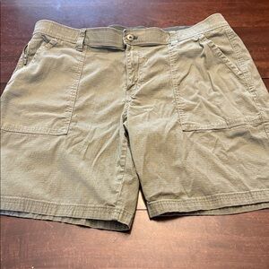 Men's Casual military green Shorts. Size 38. Inseam 9.  Good used condition